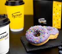 Донат с черничной начинкой