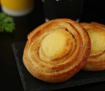 Булочка Шоссон с малиной и творогом