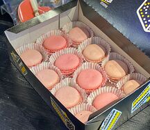 Ягодное Ассорти из 12 макарун в подарок