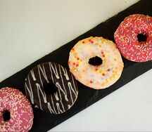 Ассорти из 5 разноцветных пончиков в подарочной упаковке