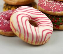 Донат с начинкой малина-сливочный сыр