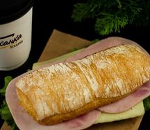 Сытный завтрак с большим капучино и сэндвичем