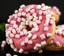 Пончик розовый с маршмеллоу