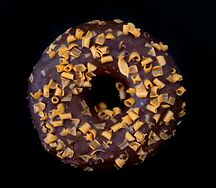 Донат с карамельной начинкой и посыпкой