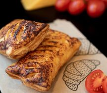 Пикантная слойка с сыром и томатами