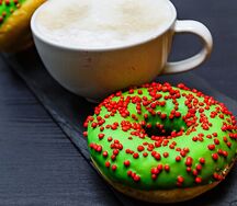 Донат лимонный с малиной