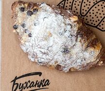 Круассан шоколадный с вишней