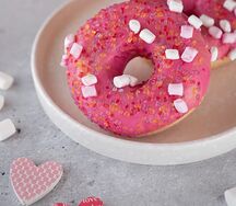 Пончик клубничный с маршмеллоу