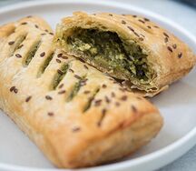 Слойка с сулугуни и шпинатом