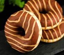 Донат карамельный с начинкой