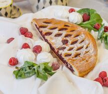 Половина пирога с малиной