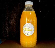 Свежевыжатый апельсиновый сок в бутылке