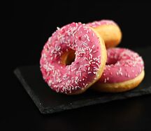 Донат с клубничной начинкой