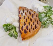 Половина пирога с брусникой и яблоками