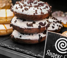 Донат ванильный с печеньем