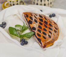Половина пирога с черникой