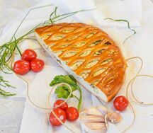 Половина пирога с курицей и грибами