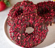 Донат с малиновой начинкой