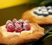 Вензель со спелой сезонной ягодой