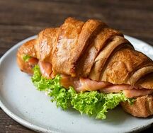 Круассан Филадельфия с семгой и сливочным сыром