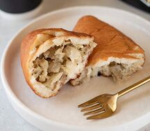 Пирожок с капустой и яйцом