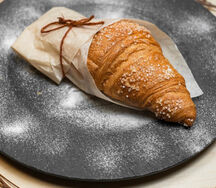 Круассан с заварным кремом