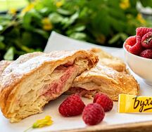 Круассан с заварным кремом и малиной