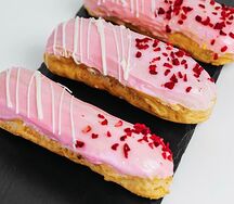 Эклер клубничный