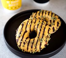 Донат с фисташковой начинкой