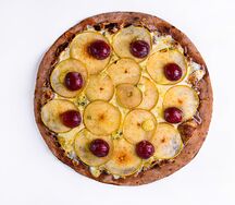 Ржаная пицца с грушей и горгонзолой