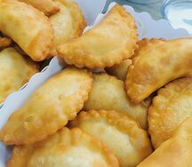 Мини-чебуреки с грибами и сырным соусом