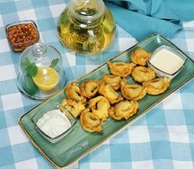 Жареные пельмени с курицей и сыром