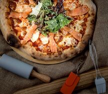 Пицца с лососем