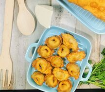 Жареные пельмени с мясом и сырным соусом