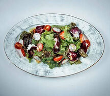 Свекольный салат с козьим сыром