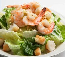 Салат Цезарь с креветками