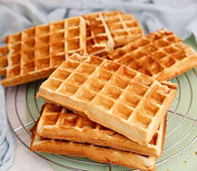 Бельгийские вафли с тунцом и яйцом пашот