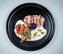 Биф салат с соусом песто и кедровыми орешками