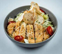 Салат Цезарь с хрустящей куриной грудкой