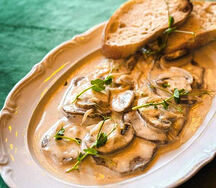 Томленый язык в сливочном соусе и с хрустящей чиабаттой