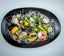 Салат с морепродуктами, апельсином и горчичным соусом