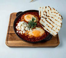 Шакшука с кесадильей и сыром страчателла