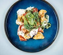 Салат с хрустящими баклажанами и сыром страчателла