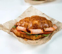 Круассан с копченой индейкой