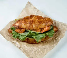 Круассан с лососем