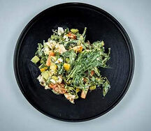 Салат с миксом трав и креветками