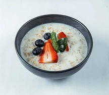 Каша овсяная с ягодами