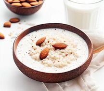 Каша из киноа на кокосовом молоке с миндалем