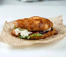 Круассан с черри и моцареллой