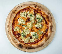 Куриная пицца с вялеными помидорами и моцареллой песто